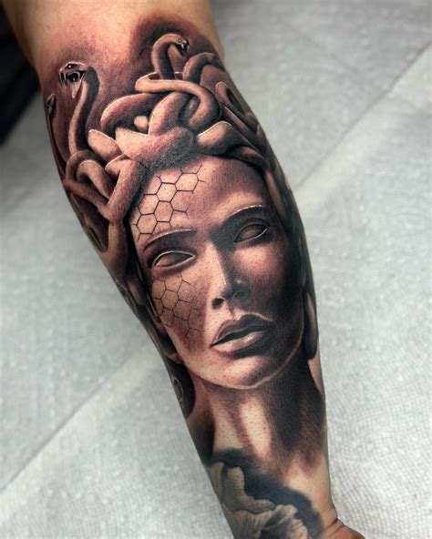 tatuajes de medusa en el brazo